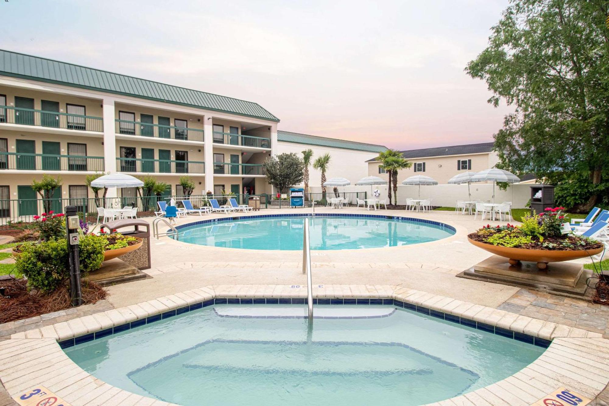 Econo Lodge Inn & Suites Foley-North Gulf Shores Exterior photo